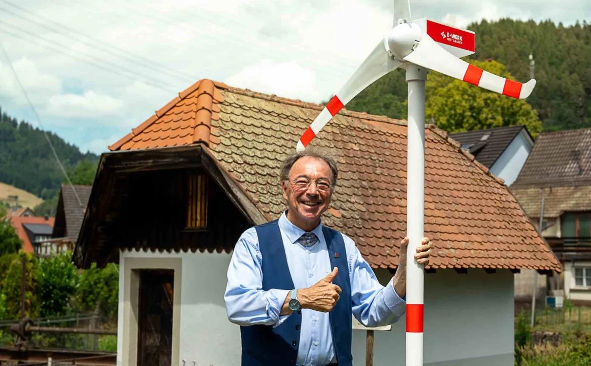 Bürgermeister Ekert bei der Übergabe des Miniaturwindrads