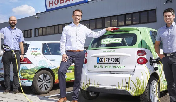 Sechs neue Ladestationen auf dem Besucherparkplatz der Firma Hobart.