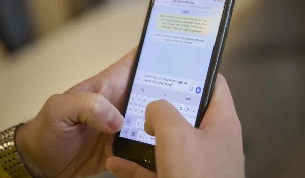 Chatten mit dem Smartphone. Foto: Michael Bode