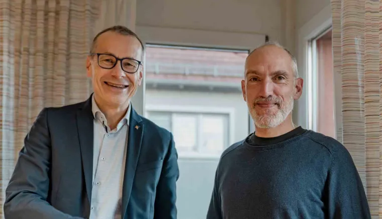 Bernhard Palm, Vorstand E-Werk Mittelbaden, übergibt die Spende an Achim Wenzel-Teuber, Hospizverein Lahr e.V.