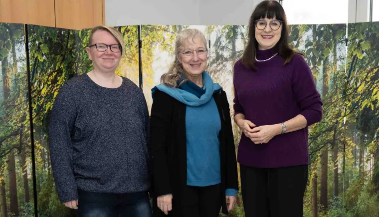 Nicole Hurst und Monika Lubitz, Hospizverein Offenburg e.V., mit Anthea Götz, E-Werk Mittelbaden, bei der Spendenübergabe