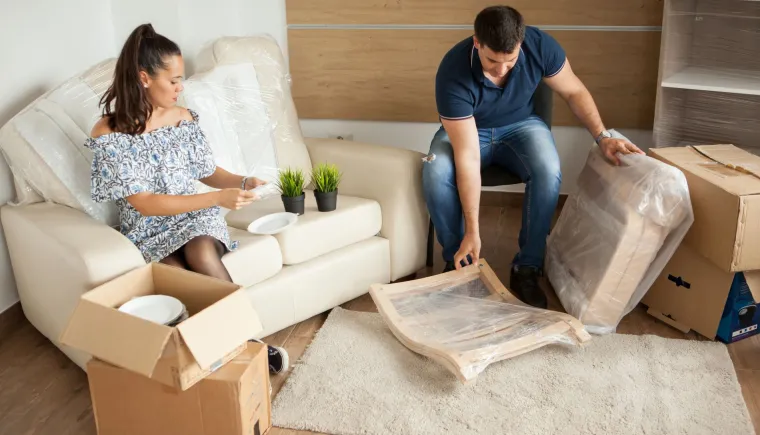 junges-paar-umzug-neues-zuhause-und-auspacken-von-kartons-fast-fertig-mit-dem-einzug_0.jpg