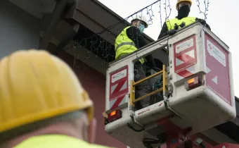 Fotocredit: Oliver Gewald, Kresse & Discher. Mitarbeiter des E-Werk Mittelbaden auf einer Hebebühne. 