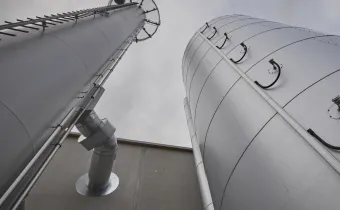 Die Abgase, die aus dem Schornstein kommen, wurden vorher mit AdBlue gereinigt. Foto: Michael Bode