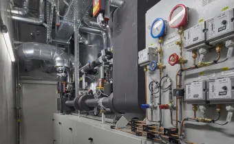 Die Kältemaschine entzieht die Abstrahlungswärme des Motors. Foto: Michael Bode