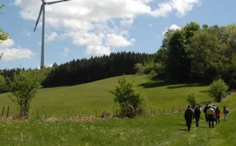Wanderweg Prechtaler Schanze mit Windrad im Hintergrund