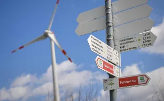 Beschilderung Energiepfad mit Windrad im Hintergrund