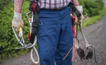 Dragan Mircevski mit seiner Sicherheitsausrüstung. © Jigal Fichtner
