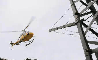 Leitungsprüfung mit dem Helikopter © Dimitri Dell