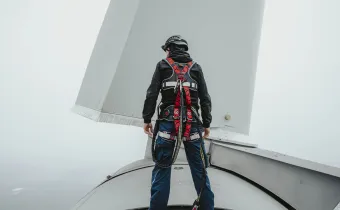 Sicherheit steht an erster Stelle. Alle Monteure tragen bei der Arbeit Schutzausrüstung. © Dimitri Dell