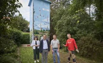 Von links: Anthea Götz vom E-Werk Mittelbaden, Acherns Oberbürgermeister Klaus Muttach, Thomas Koch vom Überlandwerk Mittelbaden und Fassadengestalter Markus Ronge sind stolz auf die Verschönerung © Michael Bode