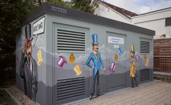 Ein Stück Achener Geschichte auf dem Schulhof der Robert-Schumann-Realschule: Die "Chapeaux Claques" die Klappzylinder des Unternehmens ALEISA sind überregional bekannt © Michael Bode