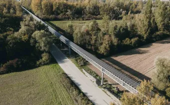 Die PV-Anlage wurde auf dem schmalen Dach über dem Kies-Förderband verlegt © Dimitri Dell