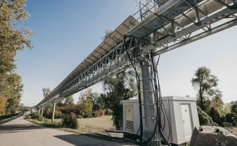 Wegen Hochwassergefahr und um den landwirtschaftlichen Verkehr nicht zu behindern, hat sich die Firma Uhl dafür entschieden, ihre Kiesbeförderungsanlage etwa viereinhalb Meter oberhalb des Erdbodens zu errichten © Dimitri Dell
