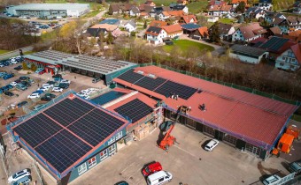 Photovoltaikanlage auf dem Dach des Autohaus Frascoia © Galina Ens & Pascal Oertel