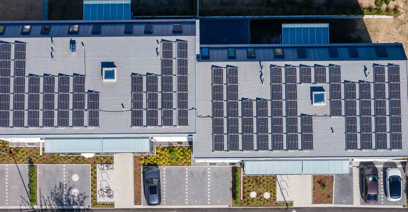 Dach eines Wohngebäudes mit Photovoltaikanlage aus der Vogelperspektive.