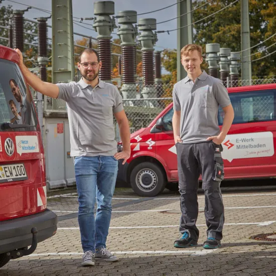 Ausbilder Michael Studer und Azubi Marcel Stahlberg vor einem Fahrzeug des E-Werk Mittelbaden.