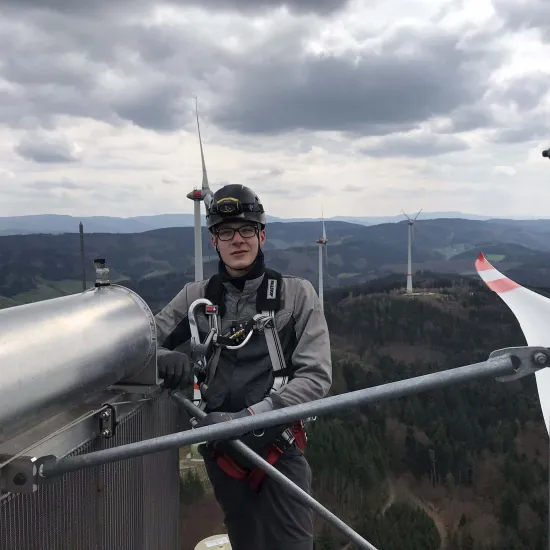 Marcel Held auf der Spitze eines Windrads