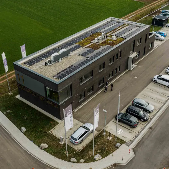 Firmendach mit PV-Anlage Sigel und IPP Hangs