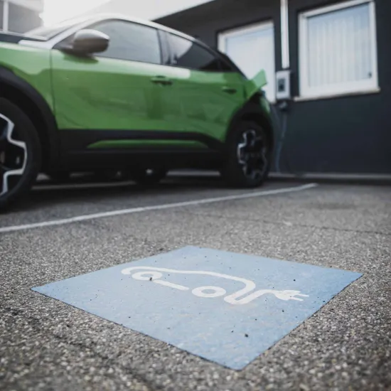 Autohaus Opel Linck hat vier Ladesäulen zum Betanken von Hybrid- und E-Fahrzeugen.