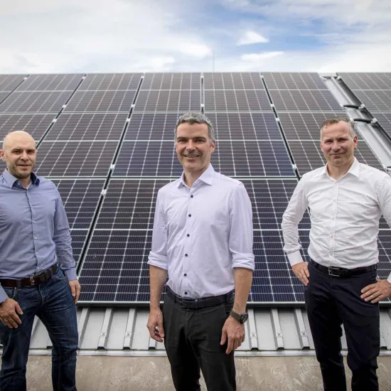 (V. r. n. l.) Geschäftsführer Kai Wellnitz, Florian Kratzer und Michael Mathuni vom E-Werk Mittelbaden
