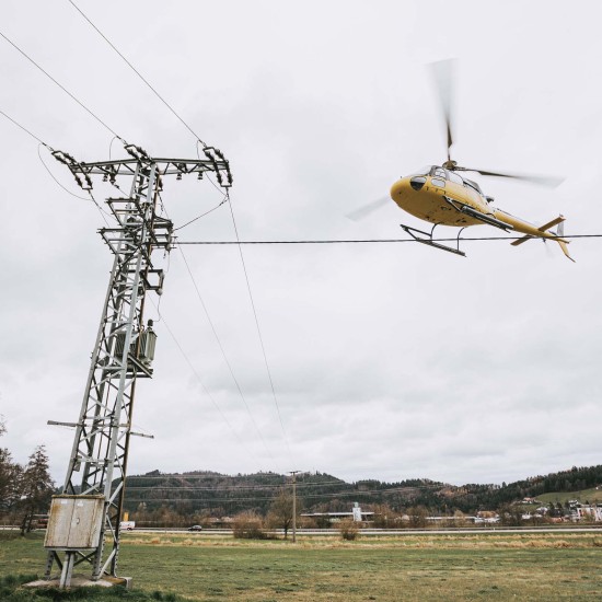 Der Helikopter nähert sich den Stahlriesen bis auf wenige Meter © Dimitri Dell
