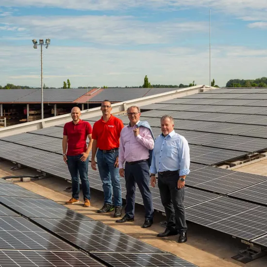 GUTES TEAM: Ingo Fischer, Leiter der Elektrowerkstatt, (Zweiter v. l.) ist verantwortlich für die PV-Anlagen bei WeberHaus. Mit Michael Damian vom E-Werk Mittelbaden (von links), Dietmar Dahlem und Klaus Dieter Schwendemann steht er auf dem Dach zwischen den verschiedenen PV-Anlagen © Konstantin Werner, FOKUSSIERT 