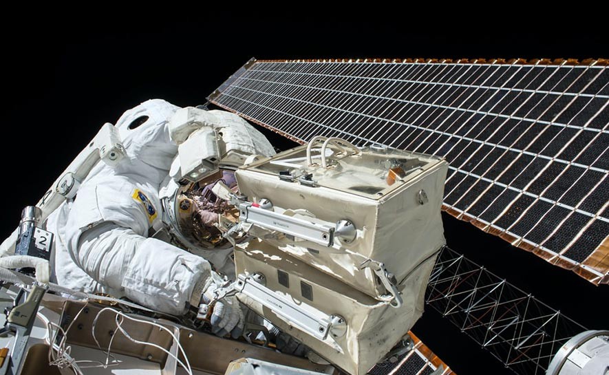 Die Internationale Weltraumstation ISS beim Umkreisen der Erde.