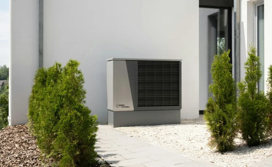 Wärmepumpe im Garten